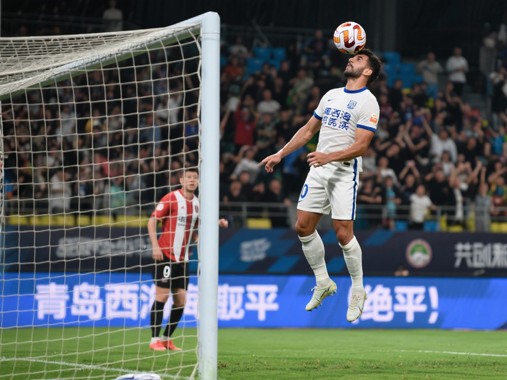 惊险扳平!里切利头球建功,西海岸2-2战平河南 比赛进行到最后阶段,青岛西海岸落后一球,